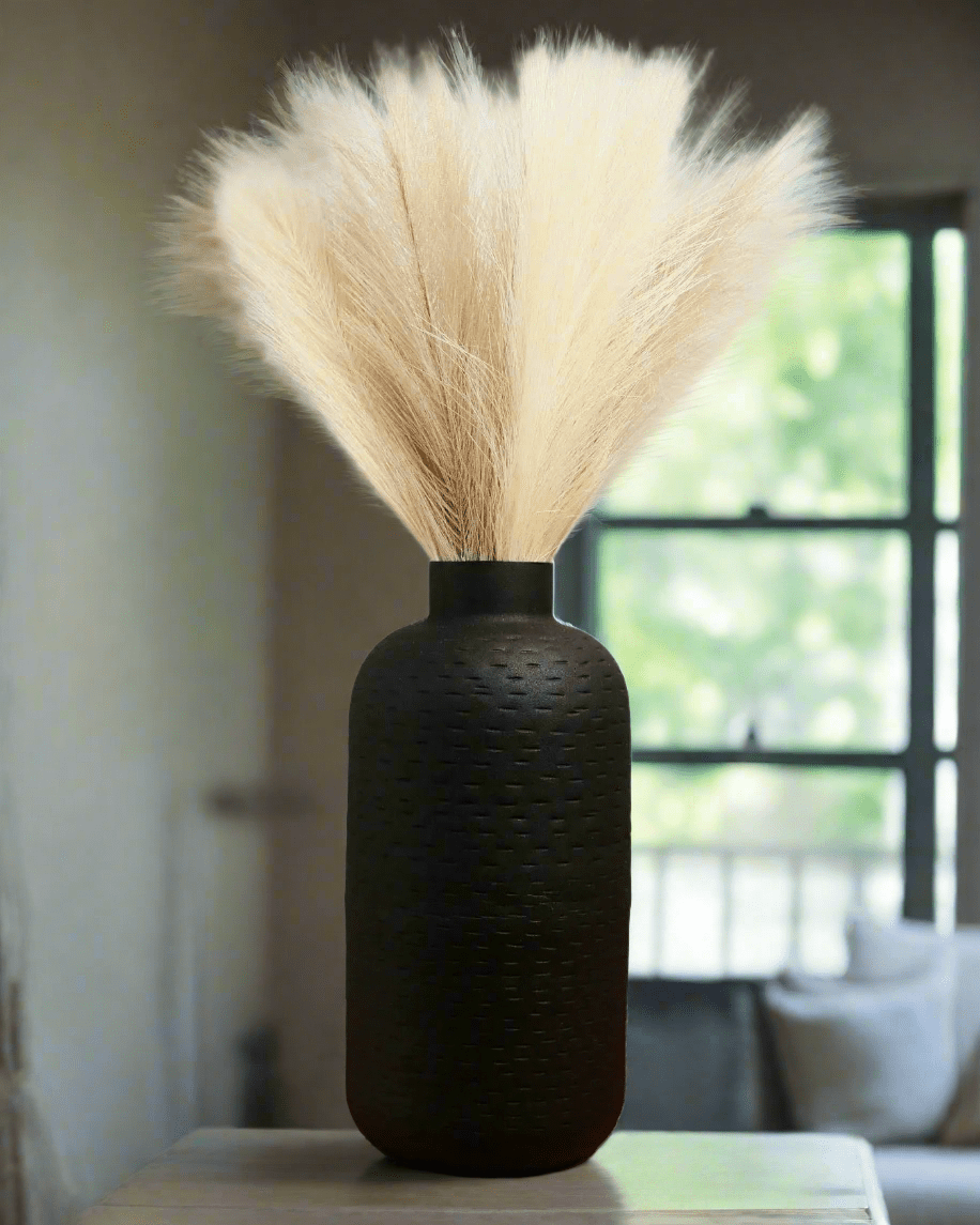 Jarrón alto negro texturizado