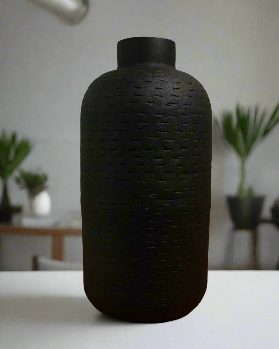 Jarrón alto negro texturizado