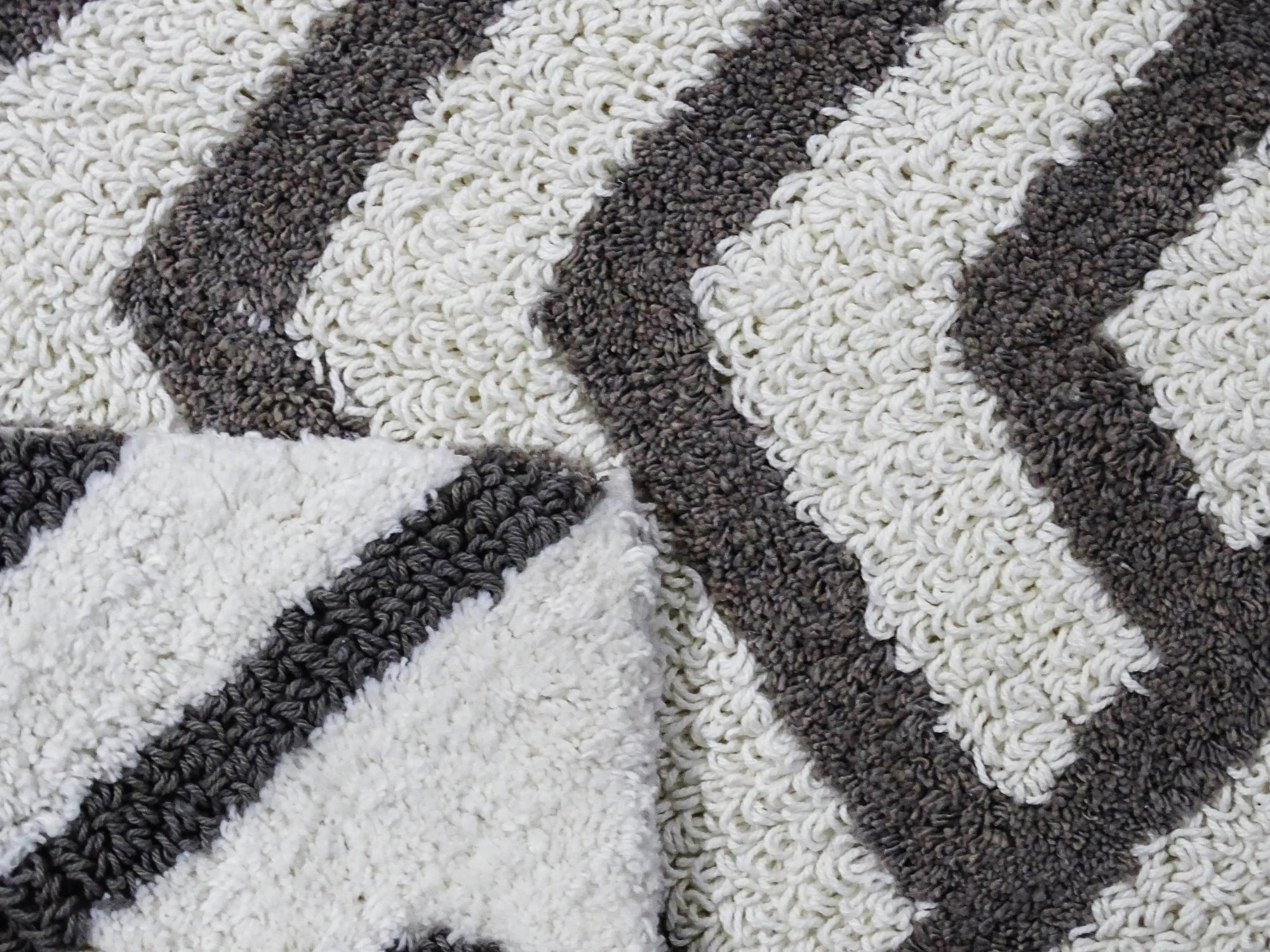 Vibhsa Bath Rug Geometric Pattern Bath Rug - Grey & Ivory